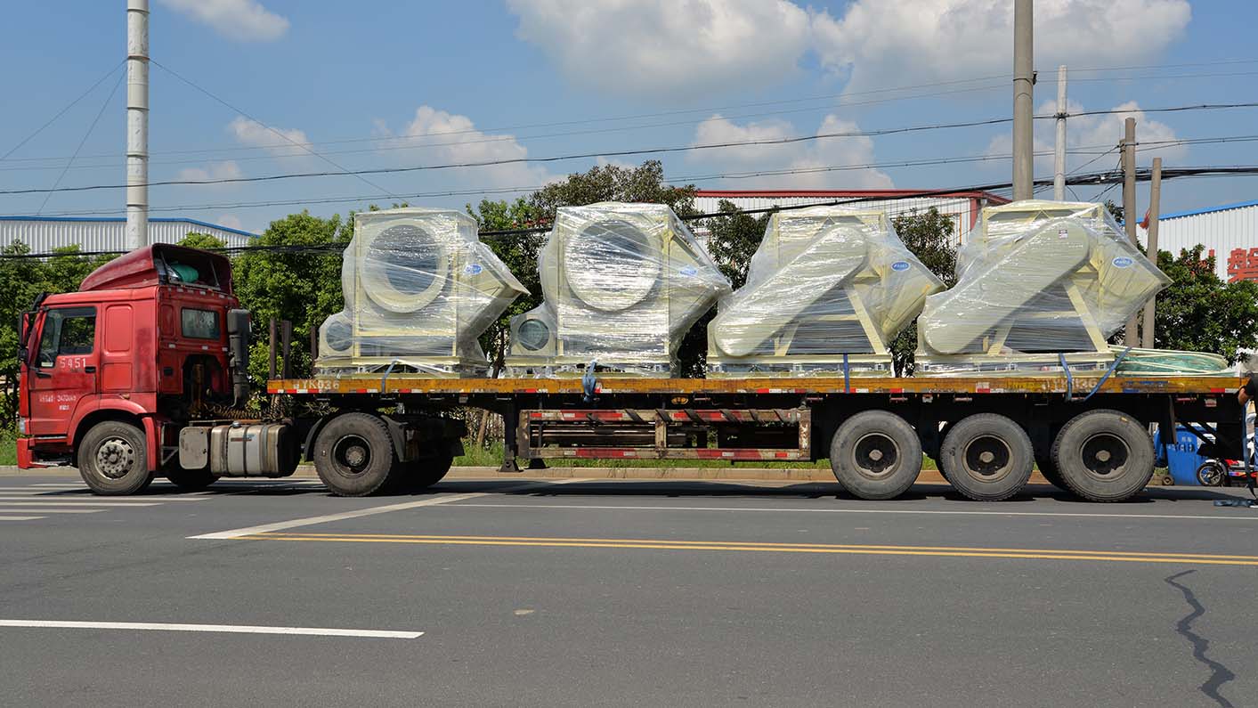 風(fēng)機(jī)廠家:磐力4臺(tái)耐酸堿玻璃鋼離心風(fēng)機(jī)運(yùn)往蘇州現(xiàn)場(chǎng)